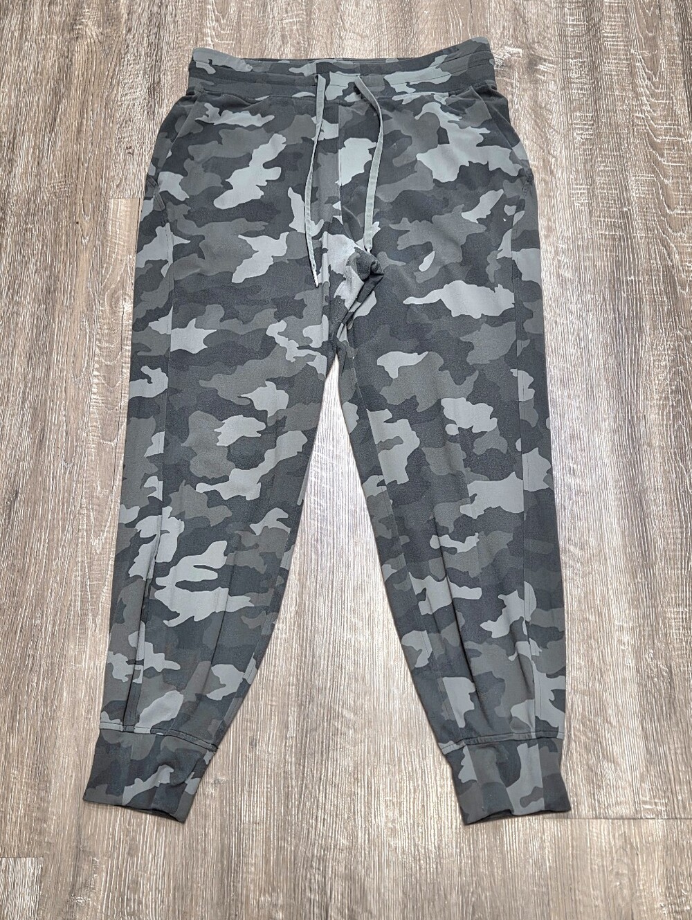 Lululemon Women's Pre-Owned Camo Joggers Sweatpants Green Size 10.